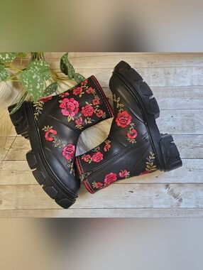 FARM RIO Women black Floral Rose Embroidery Boots NEW NWOB Size: 6.5